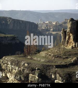 Spanien. Kastilien-la Mancha. Blick auf die Schluchten von huecar River. Im Hintergrund die Stadt Cuenca. Stockfoto