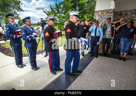 Die Teilnehmer begrüssen als Ehrengarde Mitglieder Pause während der 29 New Jersey Mission der Ehre (NJMOH) Zeremonie an der Brigadier General William C. Doyle Veterans Memorial Friedhof im Norden Hannovers Township, New Jersey, 21. Juni 2018. Die cremains von eine Welt krieg ich Veteran Joseph S. Bey, zwei Weltkriegveterane Arthur L. Hodges und James C. Warren, zwei Korean War Veterans Wilbur J. durchbohren und Claude Robinson, drei Vietnam Veteranen Joseph F. Boone jr., Malachia Rich Jr. und Wilbert E. Smith; und zwei Kalten Krieg Veteranen Carson D. Johnson Sr. und Mufeed Ali Muhammad, wurden während der cerem geehrt Stockfoto