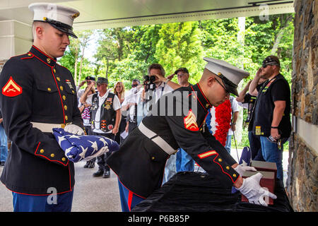 Us Marine Corps Sgt. Gregory Perez, rechts, legt eine Urne mit den cremains eines Veterans während Lance Cpl. Tyler Eichman-Cothern hält eine amerikanische Flagge während der 29 New Jersey Mission der Ehre (NJMOH) Zeremonie an der Brigadier General William C. Doyle Veterans Memorial Friedhof im Norden Hannovers Township, New Jersey, 21. Juni 2018. Die cremains von eine Welt krieg ich Veteran Joseph S. Bey, zwei Weltkriegveterane Arthur L. Hodges und James C. Warren, zwei Korean War Veterans Wilbur J. durchbohren und Claude Robinson, drei Vietnam Veteranen Joseph F. Boone jr., Malachia Rich Jr. und Wilbert E.S Stockfoto