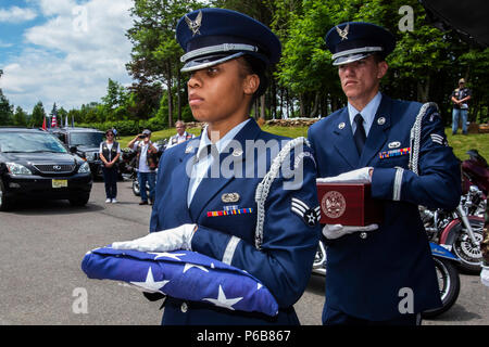 Us Air Force Senior Airman Seetha Dockery, Links, und Senior Airman Eric Re Guerrero eine Fahne und eine Urne mit den cremains eines Veterans während der 29 New Jersey Mission der Ehre (NJMOH) Zeremonie an der Brigadier General William C. Doyle Veterans Memorial Friedhof im Norden Hannovers Township, New Jersey, 21. Juni 2018 durchzuführen. Die cremains von eine Welt krieg ich Veteran Joseph S. Bey, zwei Weltkriegveterane Arthur L. Hodges und James C. Warren, zwei Korean War Veterans Wilbur J. durchbohren und Claude Robinson, drei Vietnam Veteranen Joseph F. Boone jr., Malachia Rich Jr. und Wilbert E. Smith; und t Stockfoto