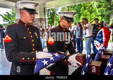 Us Marine Corps Sgt. Gregory Perez, rechts, legt eine Urne mit den cremains eines Veterans während Lance Cpl. Tyler Eichman-Cothern hält eine amerikanische Flagge während der 29 New Jersey Mission der Ehre (NJMOH) Zeremonie an der Brigadier General William C. Doyle Veterans Memorial Friedhof im Norden Hannovers Township, New Jersey, 21. Juni 2018. Die cremains von eine Welt krieg ich Veteran Joseph S. Bey, zwei Weltkriegveterane Arthur L. Hodges und James C. Warren, zwei Korean War Veterans Wilbur J. durchbohren und Claude Robinson, drei Vietnam Veteranen Joseph F. Boone jr., Malachia Rich Jr. und Wilbert E.S Stockfoto