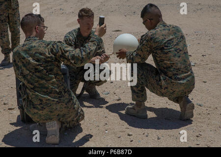 Meteorologie und Ozeanographie Analyst forecast Marines mit Distanz ein, Marine Air Control Squadron 24, Marine Air Control Gruppe 48, 4 Marine Flugzeugflügel, bereiten ein wetterballon von der taktischen Atmospheric Sounding Kit zu lösen, während integrierte Ausbildung Übung 4-18 bei Marine Corps Air Ground Combat Center Twentynine Palms, Calif., 21. Juni 2018. METOC Marines mit Marine Air Ground Task Force 23 96 Stunden Wettervorhersagen und die vorhergesagten Auswirkungen auf Ausbildung, Truppe oder Flugbewegungen, oder die Benutzung von nachtsichtbrillen. (U.S. Marine Corps Foto von Lance Cpl. Samantha Schwoch/ Stockfoto