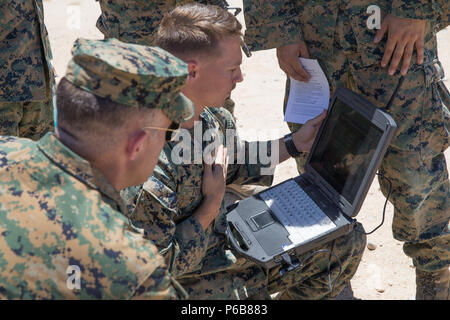 Meteorologie und Ozeanographie Analyst forecast Marines mit Distanz ein, Marine Air Control Squadron 24, Marine Air Control Gruppe 48, 4 Marine Flugzeugflügel, Lesungen aus taktischer Atmospheric Sounding Kit als ein wetterballon klettert in Höhe, während integrierte Ausbildung Übung 4-18 bei Marine Corps Air Ground Combat Center Twentynine Palms, Calif., 21. Juni 2018. METOC Marines mit Marine Air Ground Task Force 23 96 Stunden Wettervorhersagen und die vorhergesagten Auswirkungen auf Ausbildung, Truppe oder Flugbewegungen, oder die Benutzung von nachtsichtbrillen. (U.S. Marine Corps Foto von Lance Cpl. Stockfoto