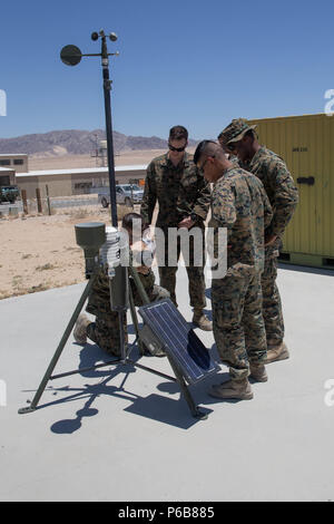 Meteorologie und Ozeanographie Analyst forecast Marines mit Distanz ein, Marine Air Control Squadron 24, Marine Air Control Gruppe 48, 4 Marine Flugzeugflügel, lesen Statistiken auf einer Oberfläche Wetterbeobachtung Station, während integrierte Ausbildung Übung 4-18 bei Marine Corps Air Ground Combat Center Twentynine Palms, Calif., 21. Juni 2018. METOC Marines mit Marine Air Ground Task Force 23 96 Stunden Wettervorhersagen und die vorhergesagten Auswirkungen auf Ausbildung, Truppe oder Flugbewegungen, oder die Benutzung von nachtsichtbrillen. (U.S. Marine Corps Foto von Lance Cpl. Samantha Schwoch/freigegeben) Stockfoto