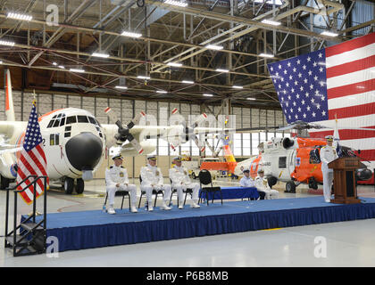 Hintere Adm. Matthew T. Bell Jr., der Kommandant der 17 Coast Guard Bezirk, gibt Erläuterungen während der Air Station Kodiak des Befehls Zeremonie an der Air Station Hangar 3 in Kodiak, Alaska, 22. Juni 2018. Kapitän Mark Morin übertragen Befehl zum Kapitän Bryan Dailey während einer offiziellen Zeremonie, die formelle Übertragung der Autorität und Verantwortung von einem Offizier zu einem anderen. U.S. Coast Guard Foto von Petty Officer 1st Class Charly Hengen. Stockfoto