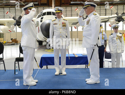 Hintere Adm. Matthew T. Bell Jr., Uhren, während der Befehl Kapitän Mark Morin (links) Überweisungen an Kapitän Bryan Dailey (rechts) bei einem Befehl Zeremonie im Hangar 3 an der Coast Guard Air Station Kodiak, Alaska, 22. Juni 2018. Eine Änderung des Befehls Zeremonie ist eine militärische Tradition, die formelle Übertragung der Autorität und Verantwortung von einem Offizier zu einem anderen. U.S. Coast Guard Foto von Petty Officer 1st Class Charly Hengen. Stockfoto