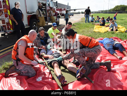 Mitglieder der 81st Medical Group bieten Triage zu "Opfer" während eines schweren Unfalls Antwort Übung auf dem Flug Linie an Keesler Air Force Base, Ohio, 21. Juni 2018. Die Ausübung Szenario simuliert eine C-130J Super Hercules In-flight Notfall verursacht einen Flugzeugabsturz, die in einem Mass Casualty Antwort Veranstaltung geführt. Diese Übung überprüft die Fähigkeit der Basis in einer Krisensituation zu reagieren. (U.S. Air Force Foto von Kemberly Groue) Stockfoto