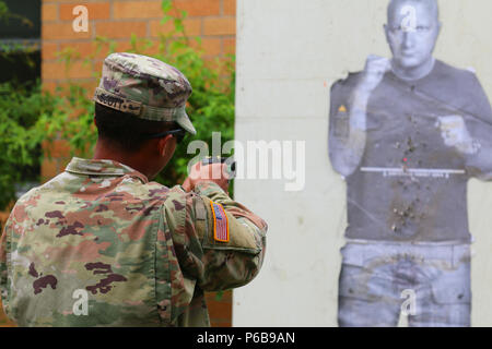 PV2 Wayne Scott, Virgin Islands National Guard seiner 661 Militär Polizei Recht und Ordnung Loslösung, verwendet einen Taser während einer Oleoresin capsicum (OC) Spritz- und X26-Serie taser Kurs als Teil ihrer jährlichen Schulung an Ft. Polk, LA, 21. Juni 2018. Dieses Training erneut und setzen die Mitglieder der seiner 661 Militär Polizei Recht und Ordnung Loslösung militärischer berufliche Spezialität zu verwenden. (U.S. Army National Guard Foto von Armee Sgt. Priscilla Desormeaux/Freigegeben) (Foto 7/8 Gegenstand zu markieren) Stockfoto