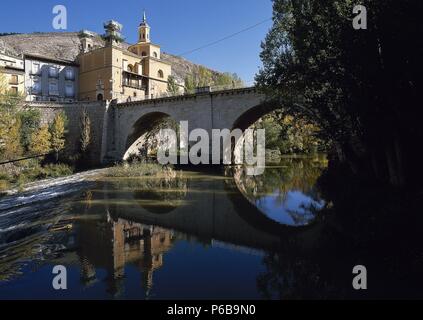 CASTILLA - LA MANCHA. CUENCA. Vista parcial de la Ciudad sobre el RIO JUCAR. España. Stockfoto