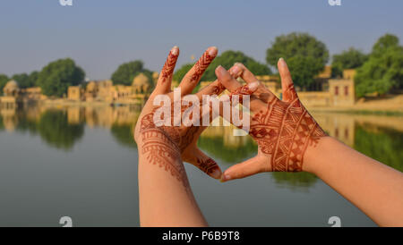 Henna Tätowierung auf Frau Hände mit See Szene Hintergrund in den sonnigen Tag. Stockfoto