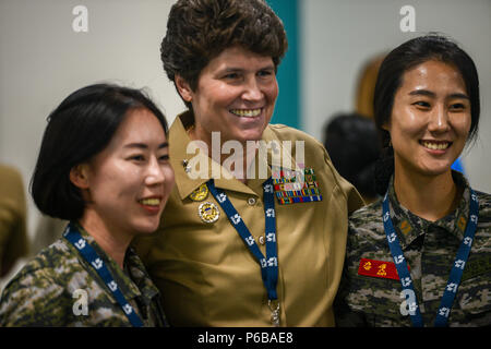 Die Marine Corps Forces Cyberspace Command ist die Abteilung des United States Marine Corps, die für Operationen im Cyberspace verantwortlich ist. Das Archivbild dokumentiert die Interaktion zwischen Marines der Vereinigten Staaten und Marines der Republik Korea während des Joint Women’s Leadership Symposiums am 21. Juni 2018 in San Diego. Stockfoto