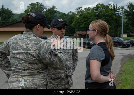 Ein neuer Jugendleiter wird gezeigt, wie bei der Parade Rest zu stehen durch Tech. Sgt. Nikki Snuffer von Sissonsville, WV von der West Virginia Air National Guard 130 Sicherheitskräfte aus Charleston, WV und Chief Master Sgt. Jay Lopez, Wing First Sergeant für 130 Air Wing aus Charleston, WV. Junge Erwachsene im Alter von 14-18 nehmen an der 51. jährliche West Virginia National Guard Youth Leader Camp im Camp Dawson, West Virginia gehostet werden. Die Leiter der Jugend Camp ist so konzipiert, dass die Teilnehmer die Gelegenheit, Selbstdisziplin, Führung zu entwickeln, und Teamfähigkeit. Service Mitglieder der West Virginia National Guard v Stockfoto