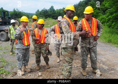 Sgt. 1. Klasse Raynard Francis, 662Nd Engineer Support Unternehmen, erklärt die Arbeit auf seiner Baustelle zu den Virgin Islands National Guard Stabschef Oberst Shawn Harris im Camp Dawson, West Virginia am 21. Juni getan wird. Harris zusammen mit 104 Truppe Befehl Bataillons Kommandant Maj. Nina Clarke-Brewley und Command Sgt. Major, Master Sgt. Pete Stapleton besuchen Sie die Firma aus, während auf das jährliche Training. Stockfoto