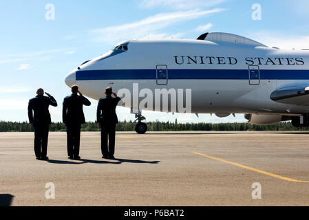 Generalleutnant Kenneth Wilsbach, 11 Kommandeur der Luftwaffe, Oberst David Mineau, 354 Fighter Wing Commander, und Chief Master Sgt. Gen Kapuchuck, Interim 354 FW command Chief Master Sergeant, Salute als Verteidigungsminister Flugzeug Taxis auf der Flucht line Juni 24, 2018 Eielson Air Force Base, Alaska. Verteidigungsminister James N. Mattis' Reise durch die Indo-pazifischen Region gehören Stopps in China, Südkorea und Japan. (U.S. Air Force Foto von Tech. Sgt. Jerilyn Quintanilla) Stockfoto