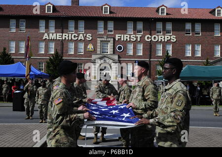 Die Flagge detail Fällen die Farben bei einem Mut, Ehre Retreat Zeremonie zu Ehren von Generalmajor Jeffrey Milhorn, ich Corps stellvertretenden kommandierenden General, am 22. Juni 2018, an Joint Base Lewis-McChord, Washington der Festakt statt, Milhorn zu Ehren, wie er sich vorbereitet, das Kommando über die US-Armee Korps der Ingenieure "North Atlantic Division (U.S. Armee Foto von Sgt. Kyle Larsen) Stockfoto