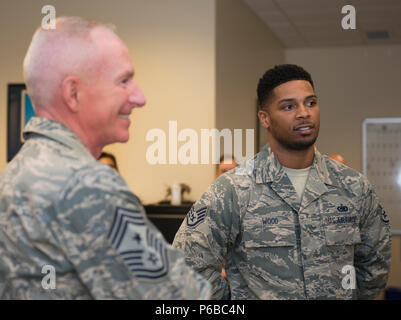 Oberst Joel Jackson, Commander, 60 Air Mobility Wing, und Chief Master Sgt. Alan Boling, command Chief, 60th AMW durch den 60 Logistik Bereitschaft Squadron angehalten, zu präsentieren Staff Sgt. Christopher Holz, ein Flugzeug Parts Store (APS) Supervisor, mit dem 60 AMW Krieger der Woche, bei Travis AFB, 31. Mai 2016. Die Anerkennung Programm Highlights Mitglieder der 60 AMW, die bedeutende Beiträge zu ihrer Einheit und der Basis machen. Technische Sgt. Guillermo Carranza, APS Unteroffizier war präsentiert mit dem Befehl und dem Chief Münze von CMSgt. Boling. Die Münze ist gegeben Recipie Stockfoto