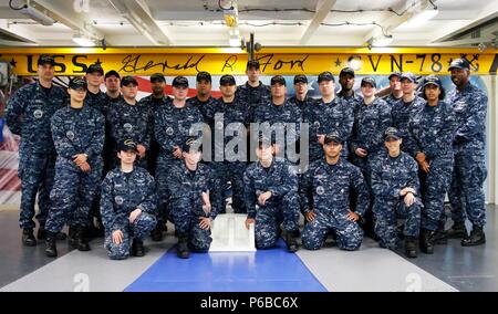 NEWPORT NEWS, Virginia (19. Mai 2016) - Pre-Commissioning Unit Gerald R. Ford's (CVN 78) Combat Systems Abteilung 9 Abteilung posieren für ein Gruppenfoto auf dem Schiff Vorschiff. Ford ist der erste seiner Klasse und ist derzeit im Bau an der Huntington Ingalls Branchen Newport News Shipbuilding. (U.S. Marine Foto von Mass Communication Specialist Seaman Cathrine Mae O. Campbell/Freigegeben) Stockfoto