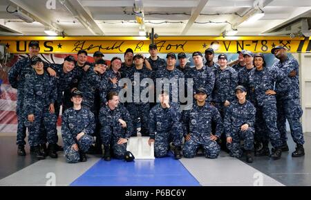 NEWPORT NEWS, Virginia (19. Mai 2016) - Pre-Commissioning Unit Gerald R. Ford's (CVN 78) Combat Systems Abteilung 9 Abteilung posieren für ein Gruppenfoto auf dem Schiff Vorschiff. Ford ist der erste seiner Klasse und ist derzeit im Bau an der Huntington Ingalls Branchen Newport News Shipbuilding. (U.S. Marine Foto von Mass Communication Specialist Seaman Cathrine Mae O. Campbell/Freigegeben) Stockfoto