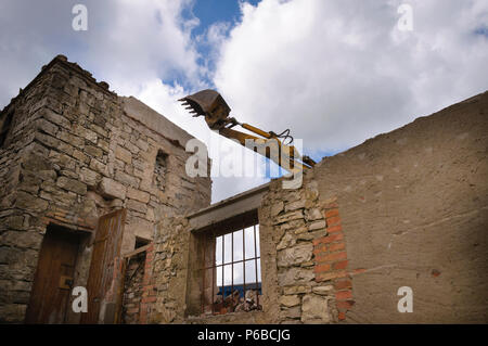 Bagger Schaufel eine Mauer einzureißen, Abriss eines Gebäudes, Barcelona Stockfoto