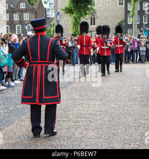 London, Großbritannien - 7. Juni 2017: Rückansicht eines Beefeater und die Königinnen Guard auf Parade an der Tower von London, im traditionellen roten und schwarzen Uniform mit Stockfoto