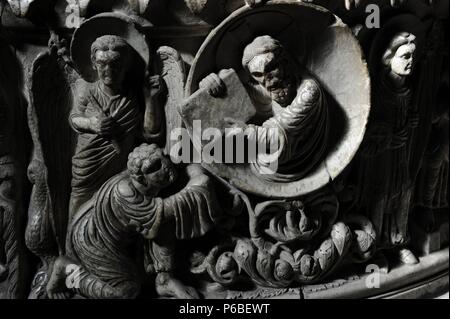 Italien. Lucca. Basilika von San Frediano. Taufbecken. Romanik. 12. Jahrhundert. Reliefs aus dem Leben des Mose. Von Meister Roberto. Mose empfängt die Zehn Gebote von Gott auf dem Berg Sinai. Stockfoto