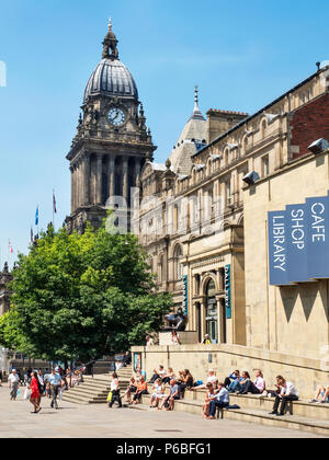 Leeds Rathaus und Kunst Galerie im Sommer von headrow Leeds West Yorkshire England Stockfoto