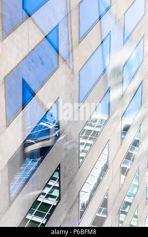 Double Exposure architektonischen abstrakt. Detail von Windows und Reflexionen mit Fokus auf Reflektierten Gebäude. Stockfoto