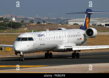 Lufthansa CityLine Bombardier CRJ900 Kurzstrecken-Regionaljet-Flugzeug Rolling für einen Flug von Malta. Flugreisen und Tourismus in der EU. Stockfoto