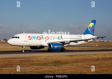 Airbus A320 Passenger Jet, die litauische Fluggesellschaft kleinen Planeten Airlines für die Abfahrt aus Malta rollen. Der Flugverkehr in der Europäischen Union. Stockfoto