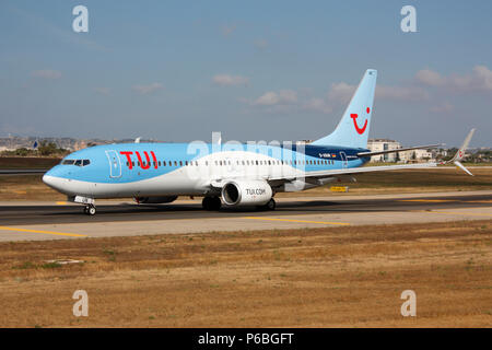 TUI Airways Boeing 737-800 (737 NG oder Next Generation) PKW Flugzeug Rollen auf Flughafen taxiway vor der Abreise aus Malta. Die moderne Luftfahrt. Stockfoto