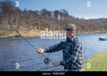Fliegenfischen am Fluss Spey in Schottland in der Nähe von Athens Stockfoto