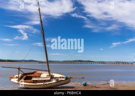 Arnside und den Fluss Kent. Lancashire North West England. Morecambe Prawner Boot. Die Severn. Durch Arnside Segelclub besaß. Stockfoto