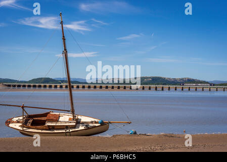 Arnside und den Fluss Kent. Lancashire North West England. Morecambe Prawner Boot. Die Severn. Durch Arnside Segelclub besaß. Arnside Eisenbahnviadukt. Stockfoto