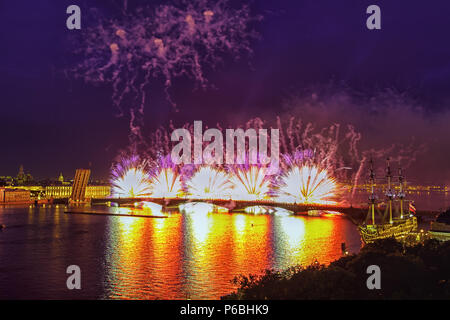 Festliche Feuerwerke in St. Petersburg. Scarlet Sails Feier in St. Petersburg. Stockfoto