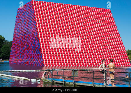 Die Londoner Mastaba ist eine schwimmende Kunst Installation des Künstlers Christo auf dem Serpentine Lake im Hyde Park entfernt. Stockfoto