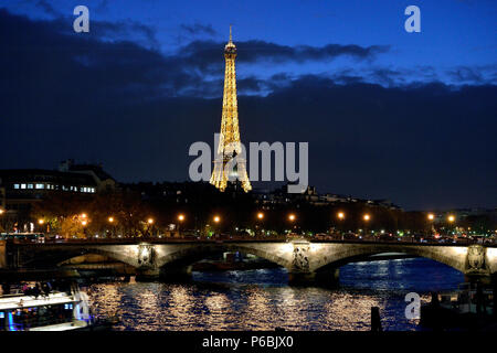 Frankreich, Paris, beleuchteten Eiffelturm, Blick von der Pont Alexandre III Brücke, durch die Nacht, Bateau-Mouche Stockfoto