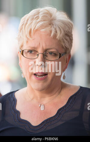 BBC China Editor Carrie Gracie spricht zu den Neuen Medien außerhalb der BBC Broadcasting House, London, nachdem Ihr equal-pay-Streit mit der BBC zu lösen. Stockfoto