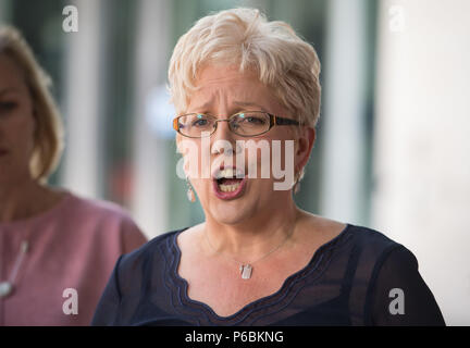 BBC China Editor Carrie Gracie spricht zu den Neuen Medien außerhalb der BBC Broadcasting House, London, nachdem Ihr equal-pay-Streit mit der BBC zu lösen. Stockfoto