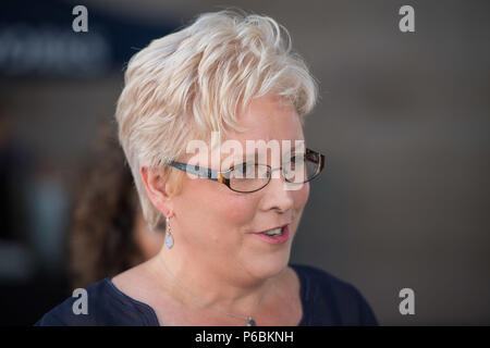 BBC China Editor Carrie Gracie spricht zu den Neuen Medien außerhalb der BBC Broadcasting House, London, nachdem Ihr equal-pay-Streit mit der BBC zu lösen. Stockfoto