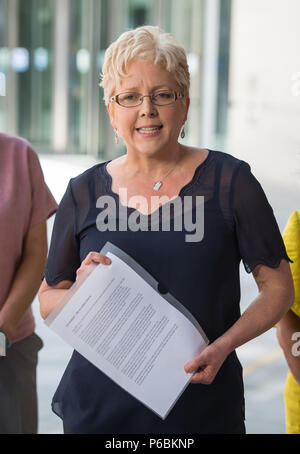 BBC China Editor Carrie Gracie spricht zu den Neuen Medien außerhalb der BBC Broadcasting House, London, nachdem Ihr equal-pay-Streit mit der BBC zu lösen. Stockfoto