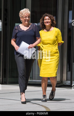 BBC China Editor Carrie Gracie (links) neben den BBC-Journalist Razia Iqbal, außerhalb der neuen BBC Broadcasting House, London, nachdem Frau Gracie gelöst Ihr equal-pay-Streit mit der BBC. Stockfoto