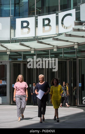 BBC China Editor Carrie Gracie (Mitte), neben dem BBC-Journalisten Martine Croxall (links) und Razia Iqbal, Blätter Neue BBC Broadcasting House zu den Medien zu sprechen, nachdem Sie Ihr equal-pay-Streit mit der BBC gelöst. Stockfoto