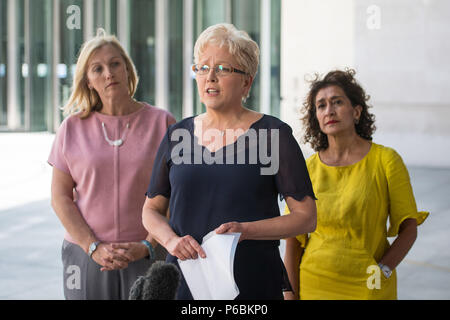 BBC China Editor Carrie Gracie (Mitte) spricht mit den Medien neben den BBC-Journalisten Martine Croxall (links) und Razia Iqbal, außerhalb der neuen BBC Broadcasting House, London, nachdem Frau Gracie ihre equal-pay-Streit mit der BBC gelöst. Stockfoto