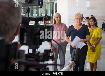 BBC China Editor Carrie Gracie (Mitte) spricht mit den Medien neben den BBC-Journalisten Martine Croxall (links) und Razia Iqbal, außerhalb der neuen BBC Broadcasting House, London, nachdem Frau Gracie ihre equal-pay-Streit mit der BBC gelöst. Stockfoto