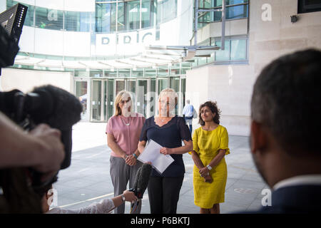 BBC China Editor Carrie Gracie (Mitte) spricht mit den Medien neben den BBC-Journalisten Martine Croxall (links) und Razia Iqbal, außerhalb der neuen BBC Broadcasting House, London, nachdem Frau Gracie ihre equal-pay-Streit mit der BBC gelöst. Stockfoto