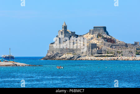 PORTOVENERE, Italien - 25. JUNI 2017: Schöne mittelalterliche Fischer Stadt (UNESCO Weltkulturerbe) Blick vom Meer (in der Nähe von Cinque Terre, Ligurien, Italien) Stockfoto