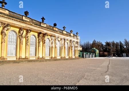 Das Schloss Sanssouci, die Sommerresidenz Friedrichs des Großen in Potsdam, Deutschland, im Rokoko und Barock gebaut Stockfoto