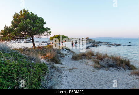 VOURVOUROU, Griechenland, 22. Juli 2016: Ägäis Küste, Landschaft, Sonnenuntergang Blick von Karidi entfernt (Chalkidiki, Griechenland). Stockfoto