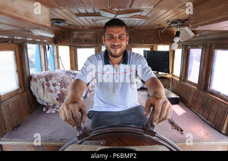 Iranische Dhow Matrosen in Deira, Dubai Stockfoto