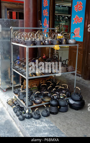 Wasserkocher und Tee Töpfe zum Verkauf an der sehr belebten Panjiayuan Antique Market in Peking, China Stockfoto